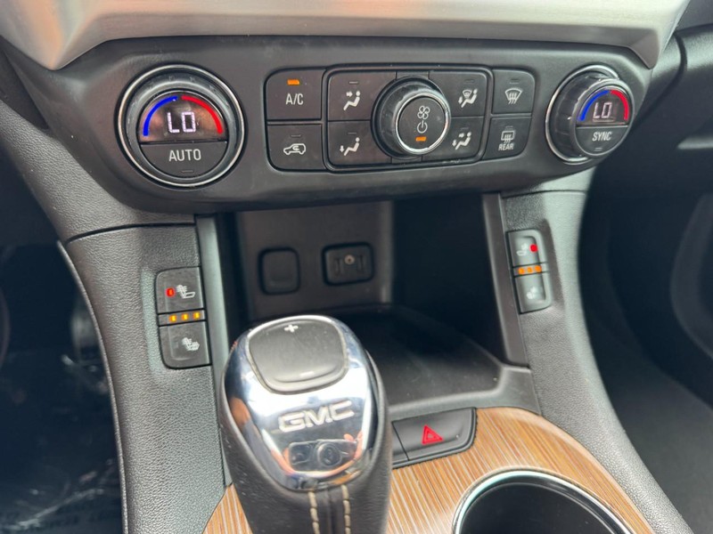 GMC Acadia Vehicle Image 19