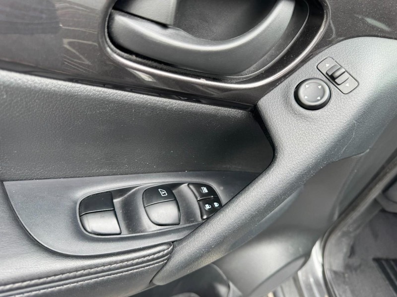 Nissan Rogue Vehicle Image 14