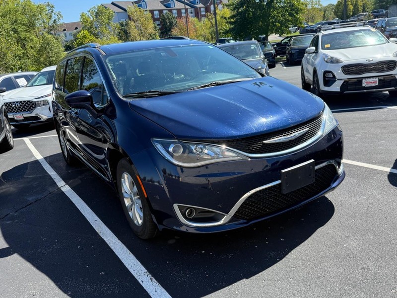 Chrysler Pacifica Vehicle Image 02