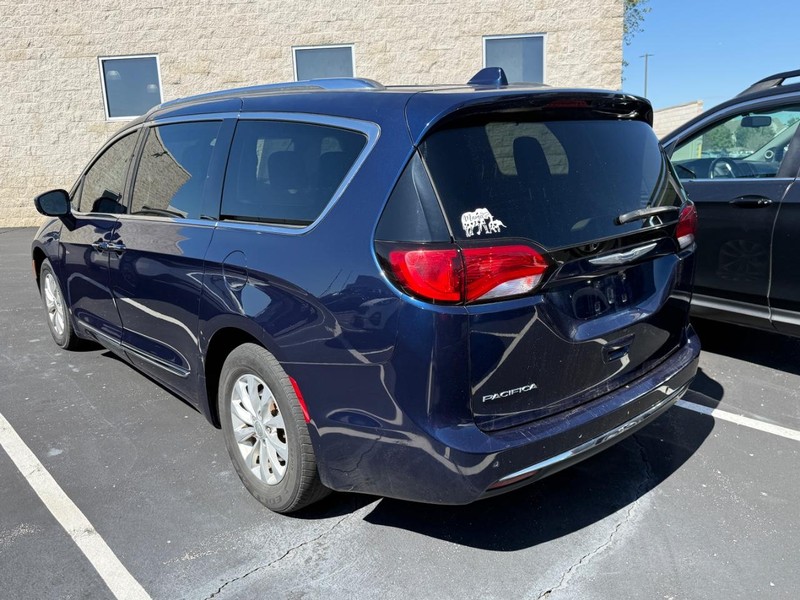 Chrysler Pacifica Vehicle Image 03
