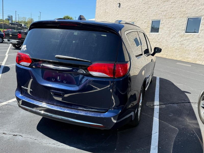 Chrysler Pacifica Vehicle Image 04