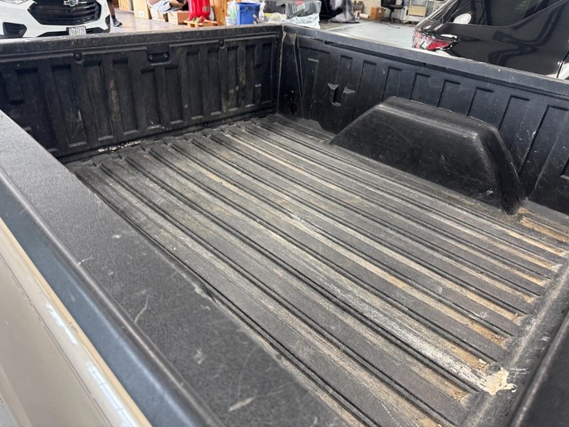 Chevrolet Silverado 1500 Crew Cab Vehicle Image 02