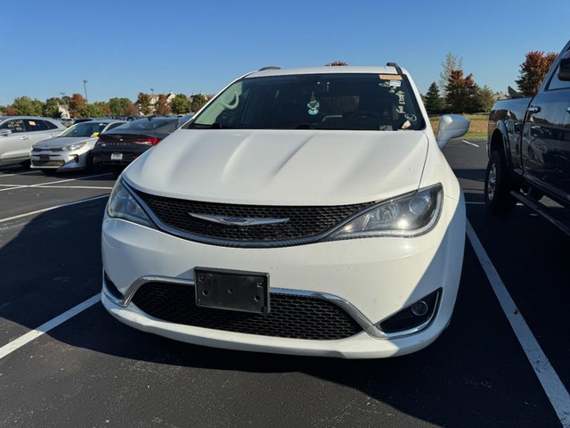 Chrysler Pacifica Vehicle Image 02