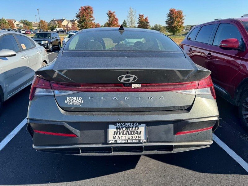 Hyundai Elantra Vehicle Image 03