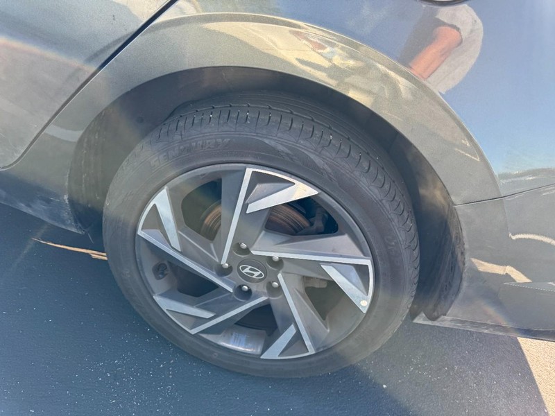 Hyundai Elantra Vehicle Image 05