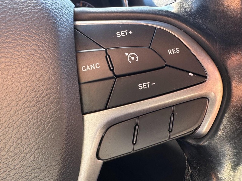 Jeep Grand Cherokee Vehicle Image 17