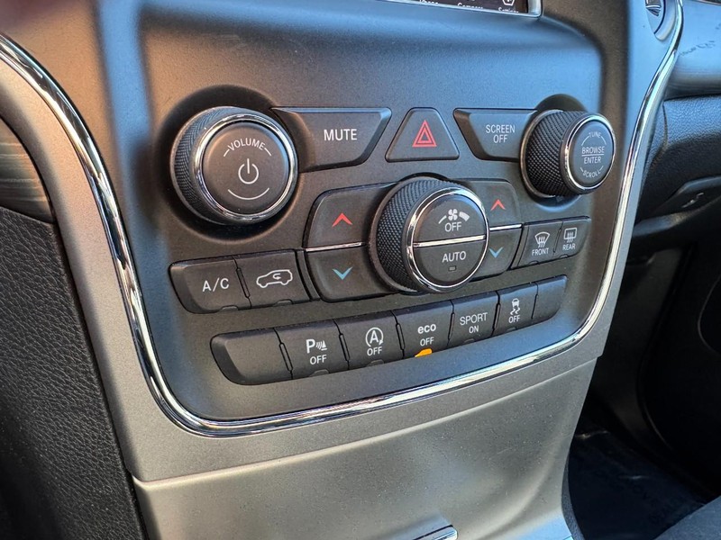 Jeep Grand Cherokee Vehicle Image 18
