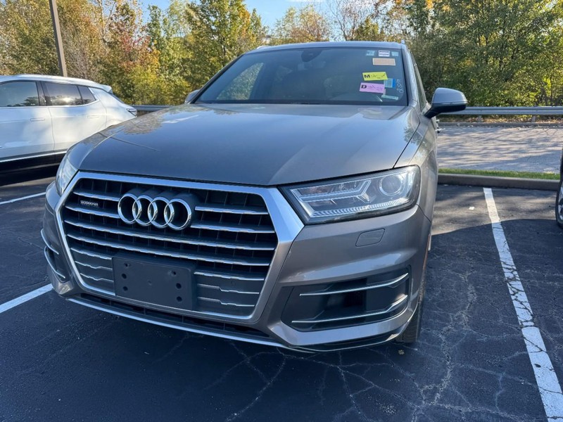 Audi Q7 Vehicle Full-screen Gallery Image 02