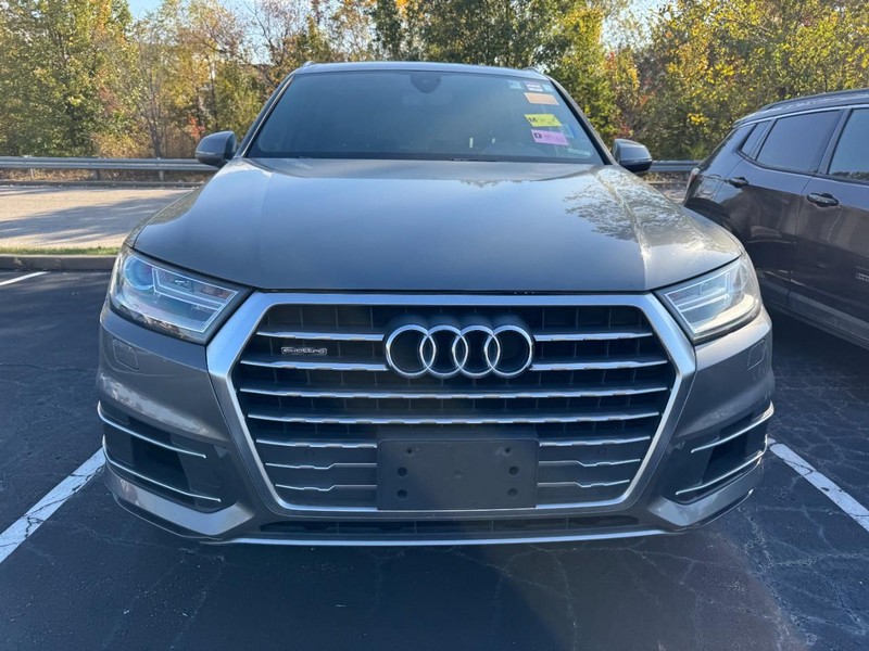 Audi Q7 Vehicle Full-screen Gallery Image 03