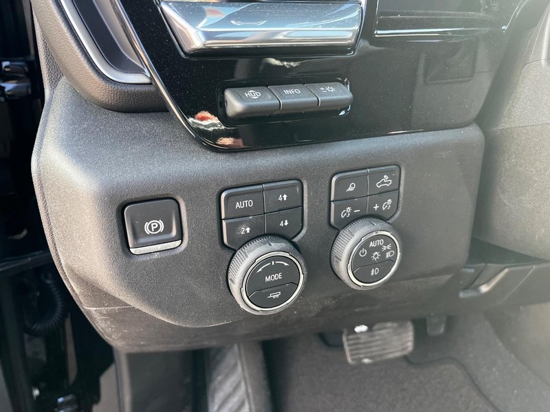 Chevrolet Silverado 2500HD Vehicle Image 12