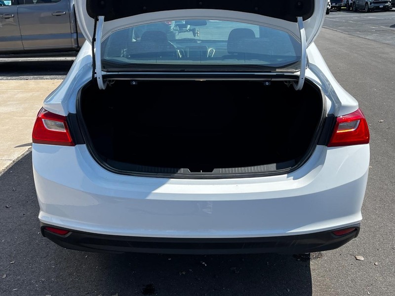Chevrolet Malibu Vehicle Image 05