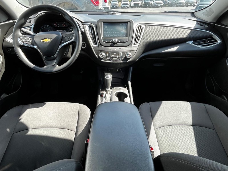 Chevrolet Malibu Vehicle Image 11