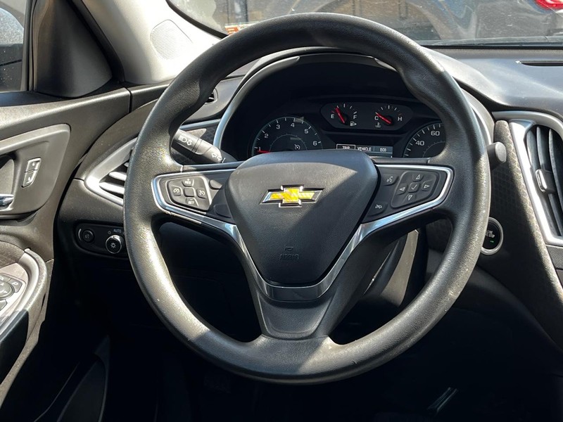 Chevrolet Malibu Vehicle Image 12