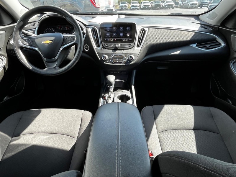 Chevrolet Malibu Vehicle Image 11