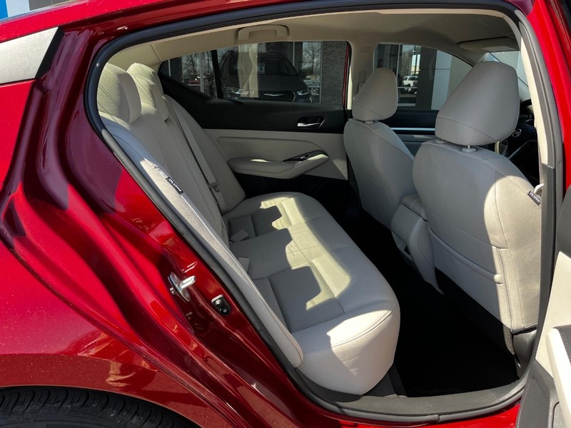 Nissan Altima Vehicle Image 11