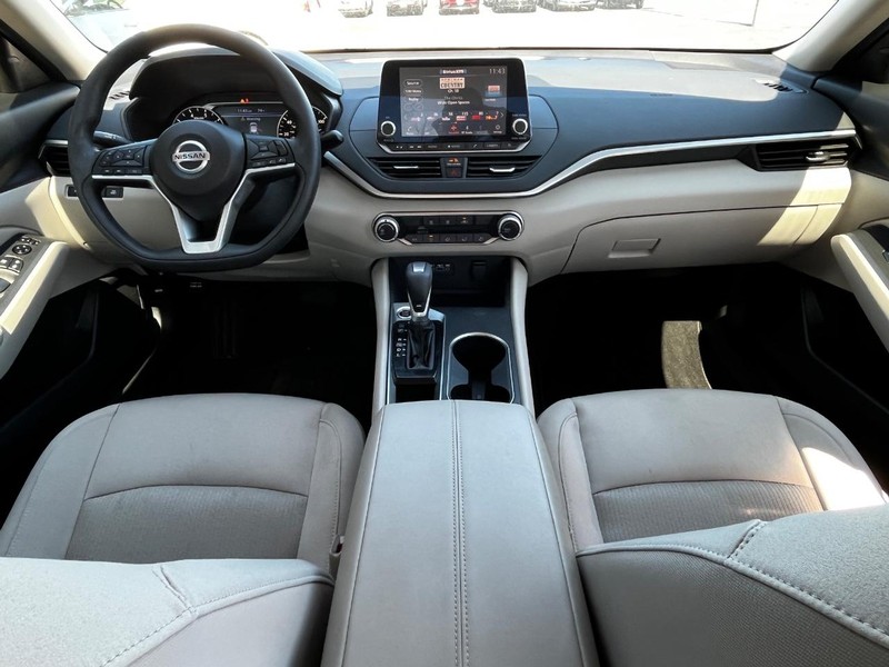 Nissan Altima Vehicle Image 12
