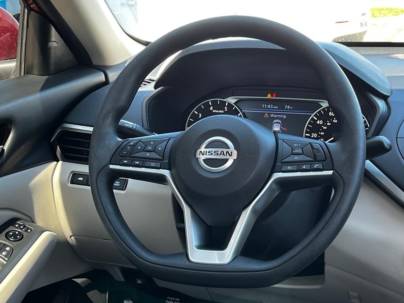 Nissan Altima Vehicle Image 13