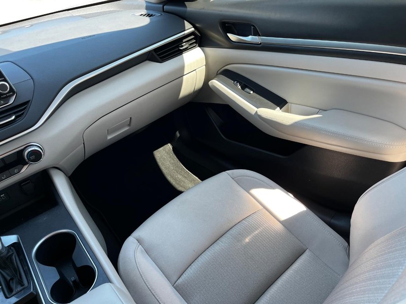 Nissan Altima Vehicle Image 14
