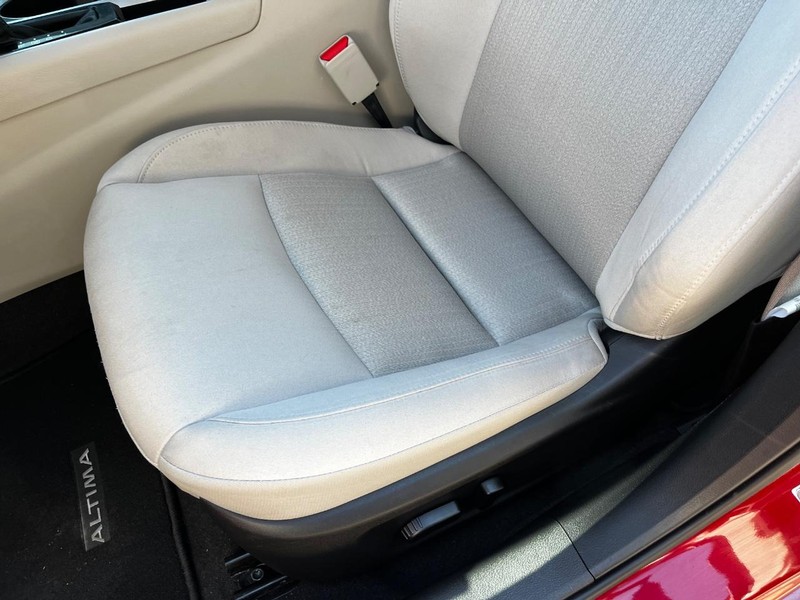Nissan Altima Vehicle Image 16