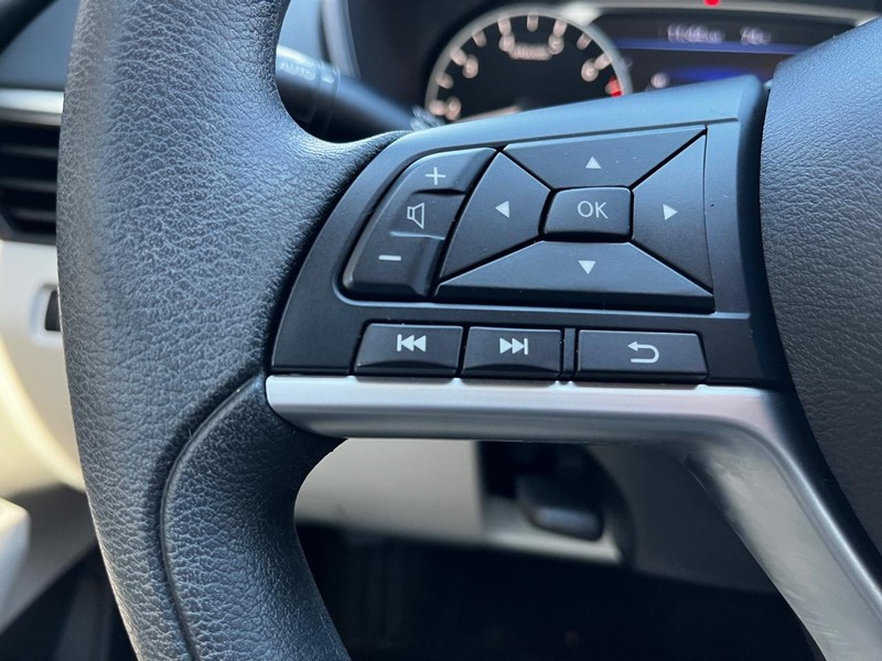Nissan Altima Vehicle Image 17