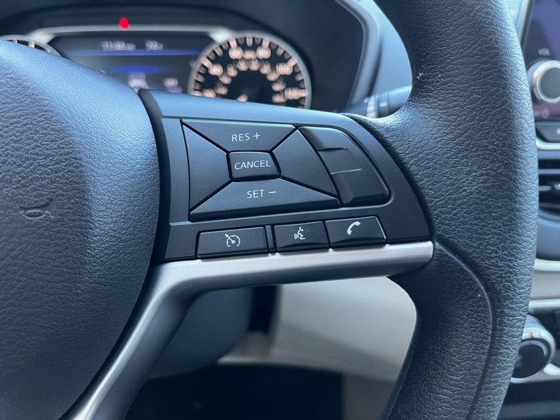 Nissan Altima Vehicle Image 18