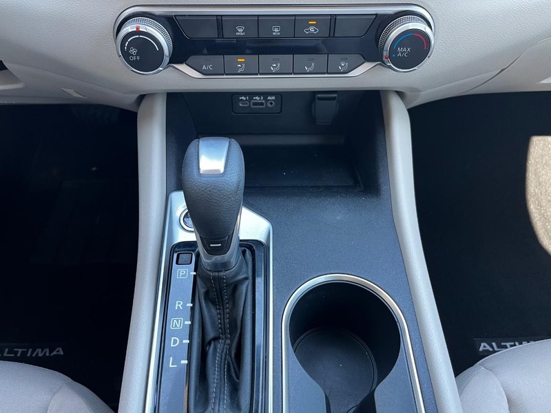 Nissan Altima Vehicle Image 20