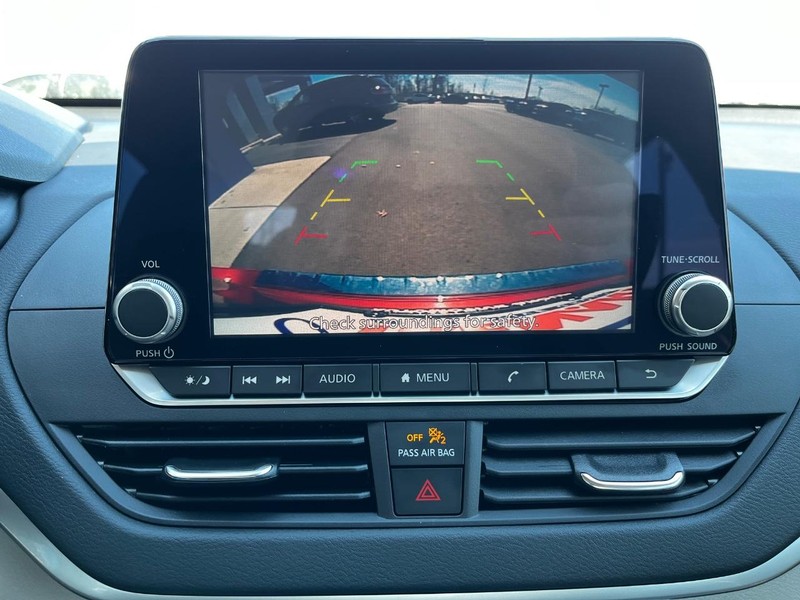 Nissan Altima Vehicle Image 22