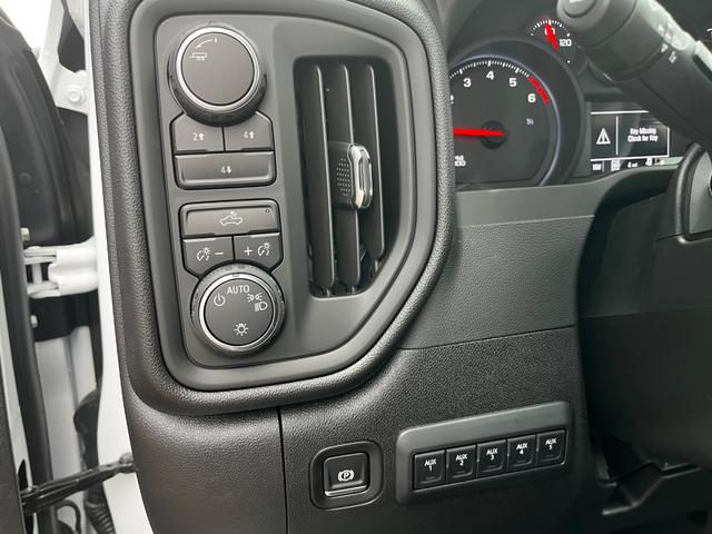 Chevrolet Silverado 2500HD Vehicle Image 10
