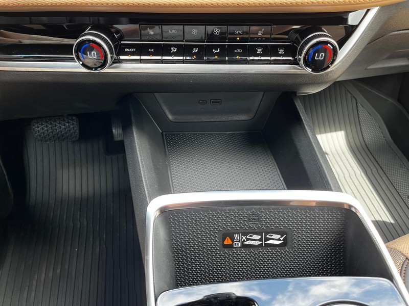 Chevrolet Equinox Vehicle Image 13