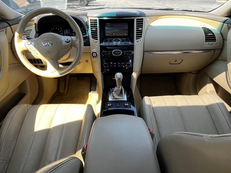 INFINITI QX70 Vehicle Image 12