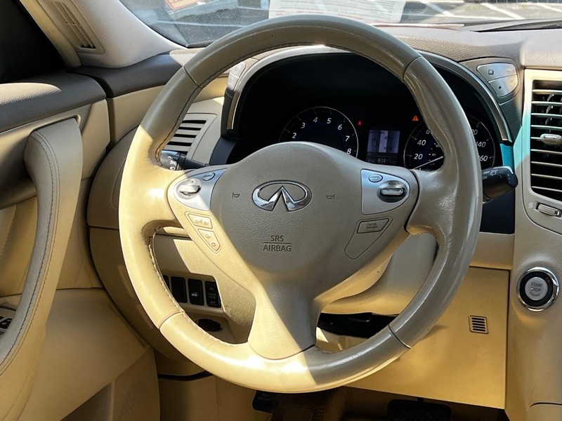INFINITI QX70 Vehicle Image 13