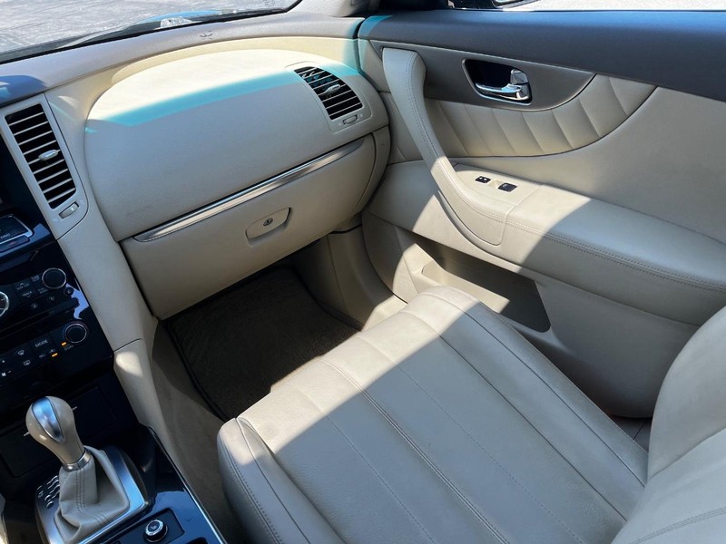 INFINITI QX70 Vehicle Image 14