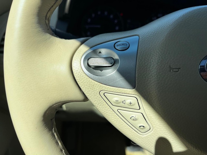 INFINITI QX70 Vehicle Image 16