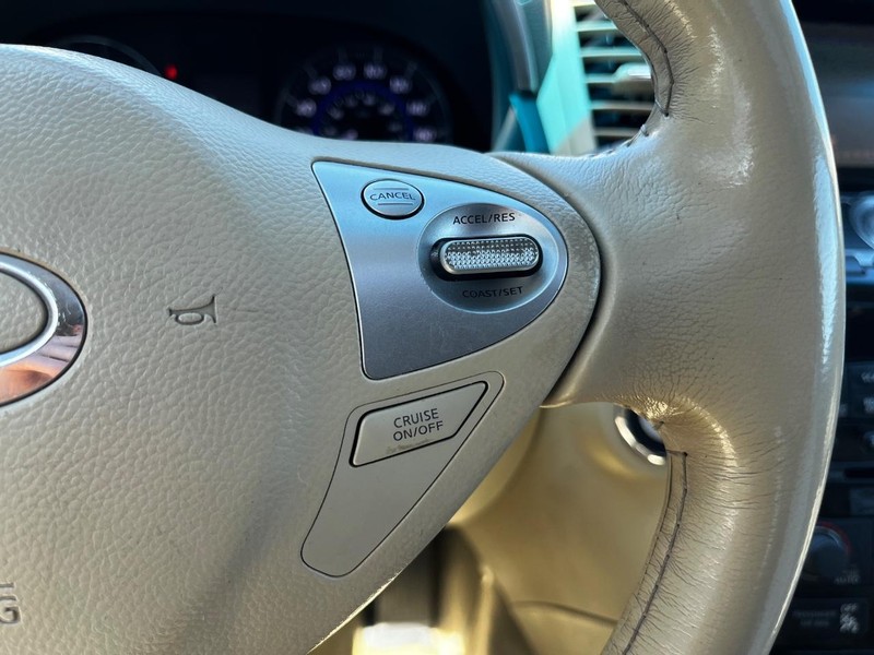 INFINITI QX70 Vehicle Image 17
