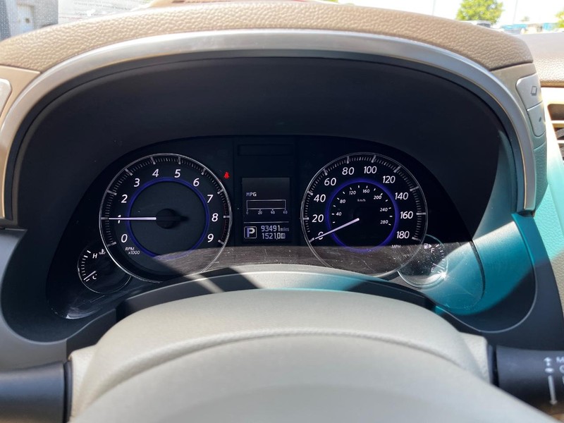 INFINITI QX70 Vehicle Image 18