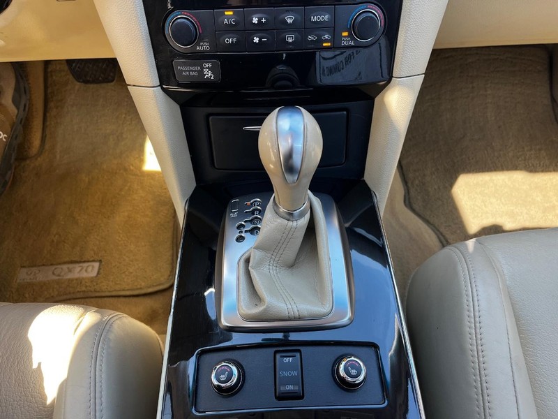INFINITI QX70 Vehicle Image 19