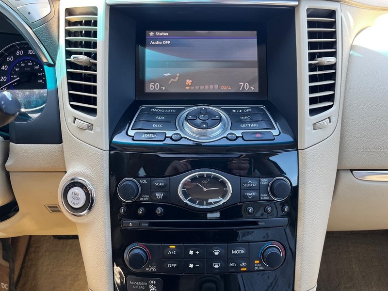 INFINITI QX70 Vehicle Image 20
