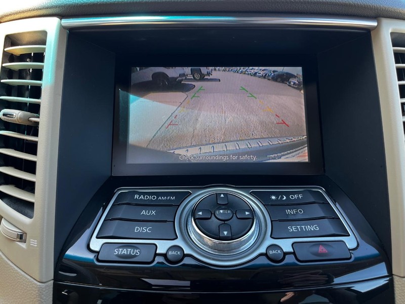 INFINITI QX70 Vehicle Image 21