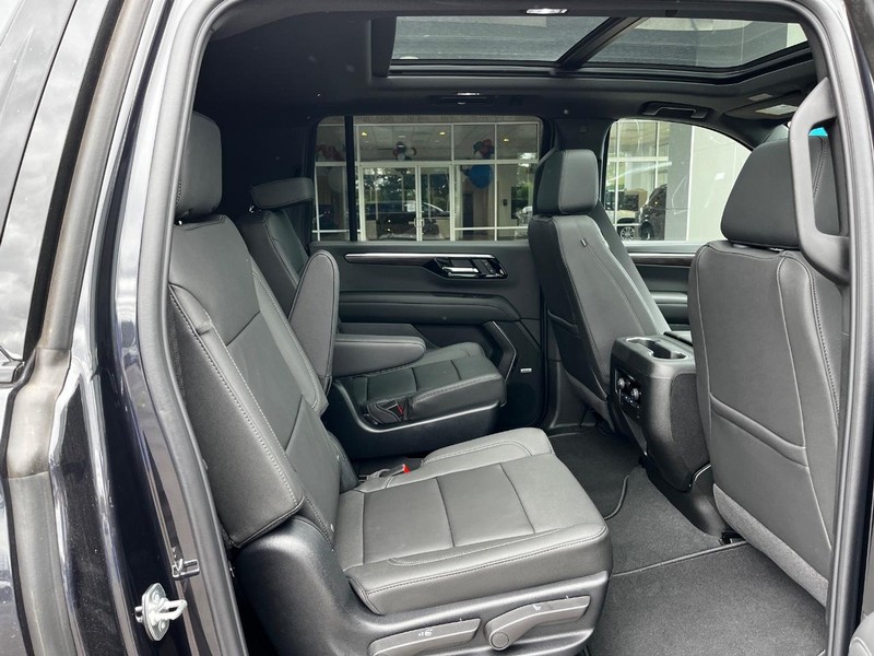 Chevrolet Suburban Vehicle Image 05