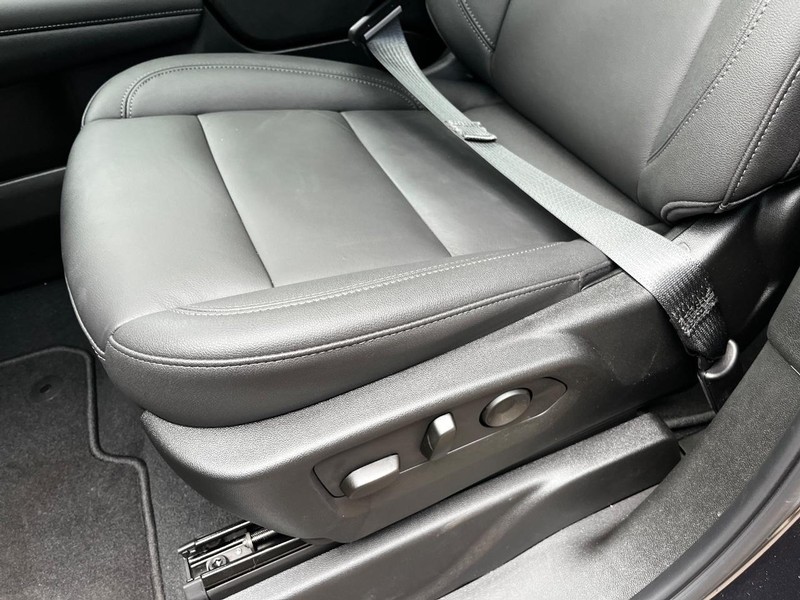 Chevrolet Suburban Vehicle Image 13