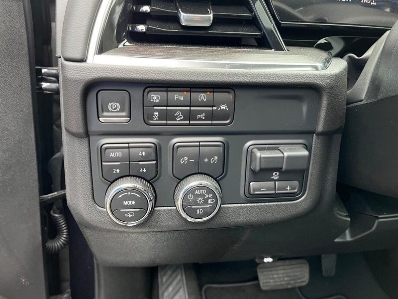 Chevrolet Suburban Vehicle Image 14