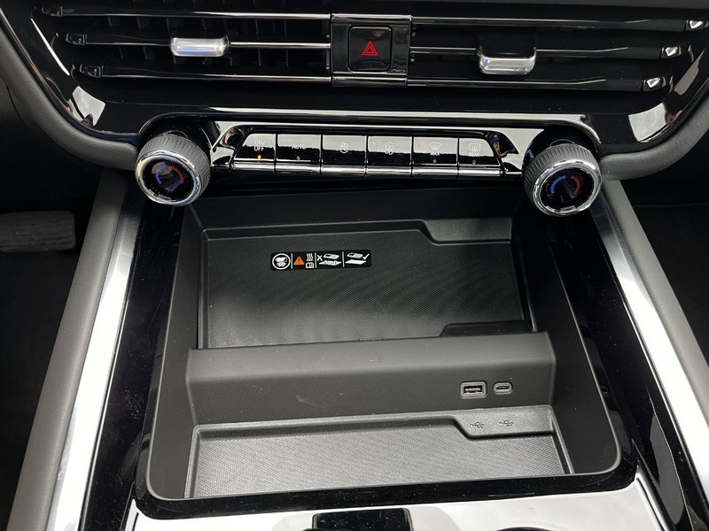 Chevrolet Suburban Vehicle Image 18