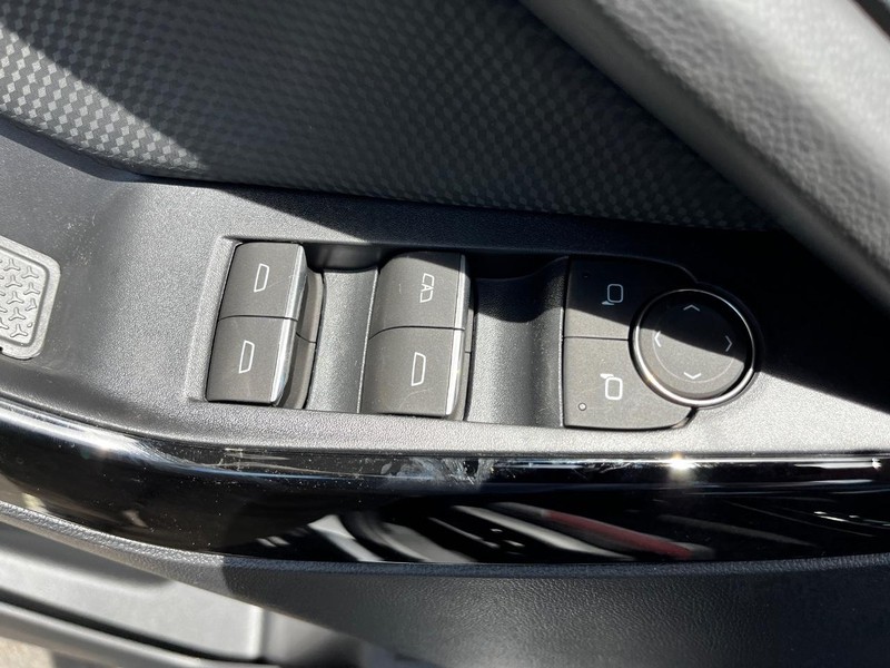Chevrolet Equinox Vehicle Image 09