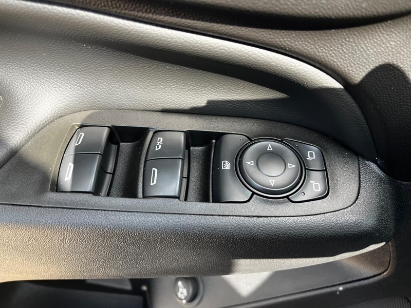 Chevrolet Equinox Vehicle Image 14