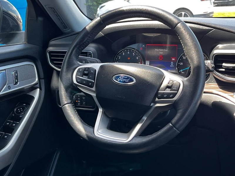 Ford Explorer Vehicle Image 15