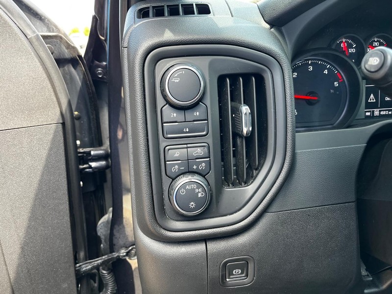 Chevrolet Silverado 2500HD Vehicle Image 16