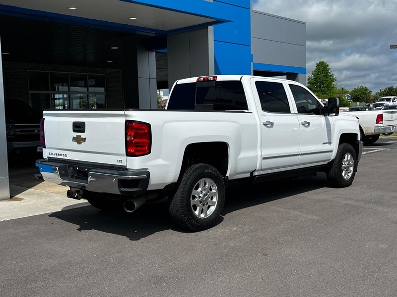 Chevrolet Silverado 3500HD Built After Aug 14 Vehicle Image 03
