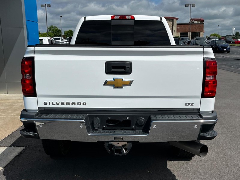 Chevrolet Silverado 3500HD Built After Aug 14 Vehicle Image 04