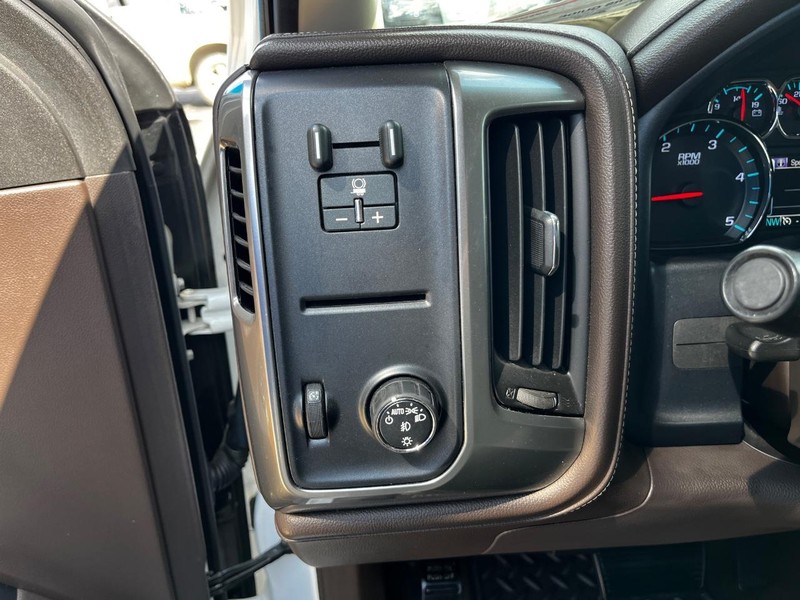 Chevrolet Silverado 3500HD Built After Aug 14 Vehicle Image 16