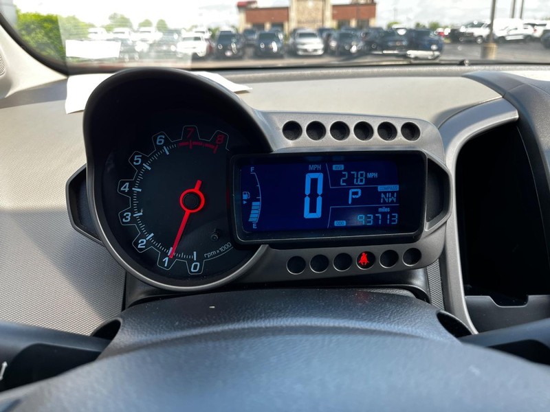 Chevrolet Sonic Vehicle Image 18
